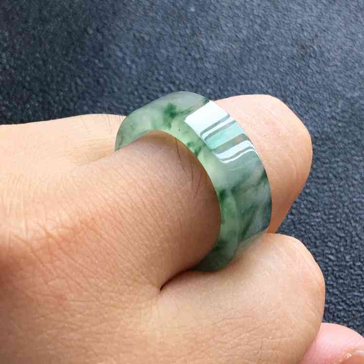 时尚潮流与独特设计的完美融合，最新戒指精选