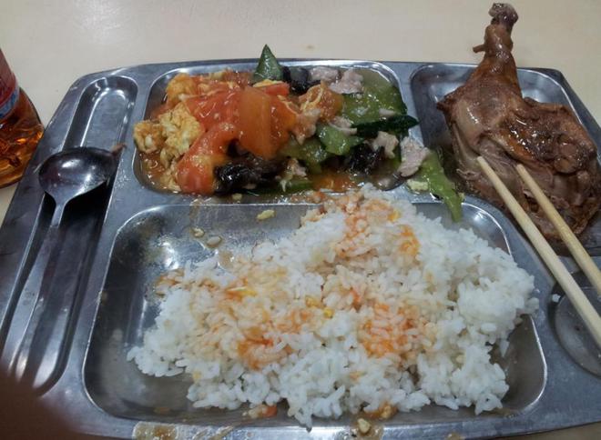 学生自带饭要蹲教室外吃？官方回应,学生自带饭菜需室外用餐？官方回应引发关注与讨论