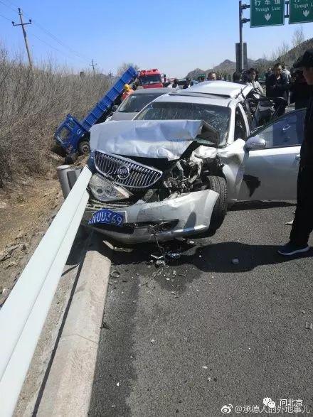 自驾路上突发事故：自驾游 车祸 