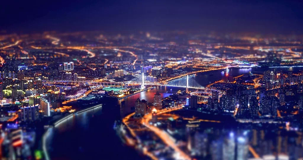 城市繁华变迁，连绵不断的繁华人流与都市生活的节奏