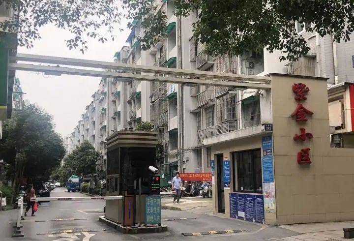 中介门口宣传：房产中介门口标语 