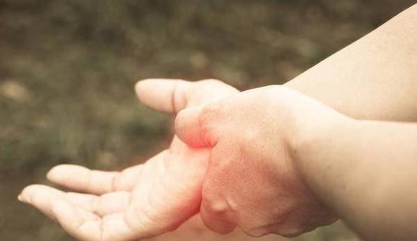 突发性晕厥是怎么回事：突发性眩晕是什么引起的 