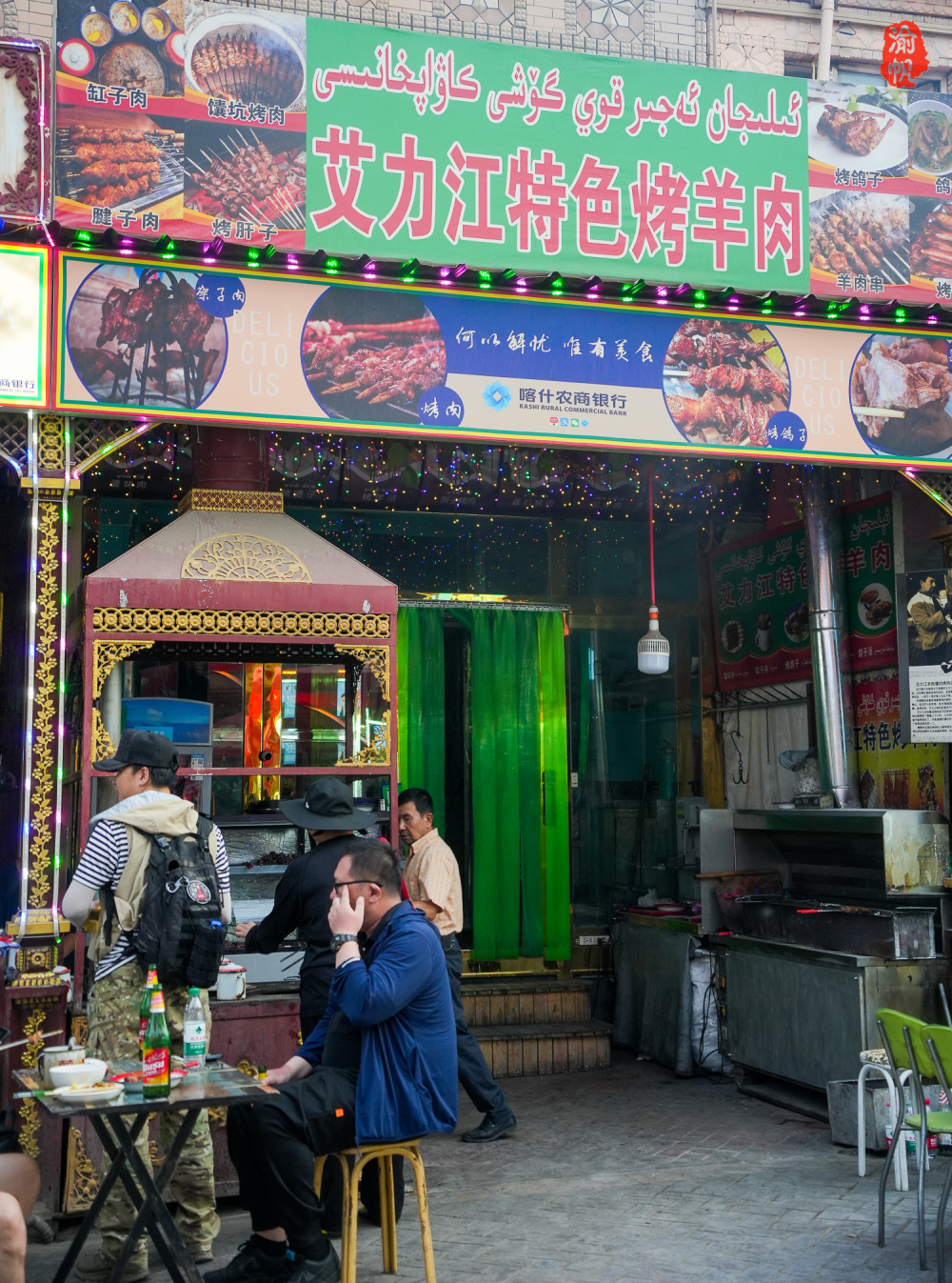 「回民街深度探访，历史风情与美食一网打尽！」