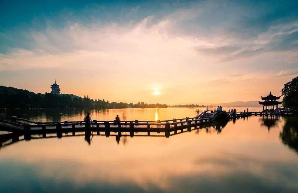 博爱湖绝美风光，不可错过的旅游攻略！